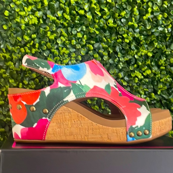 🎉❤️ LAST ONE!! HOST PICK! Multicolor Spring Summer Corkys Carley Flower Sandals - Picture 5 of 7